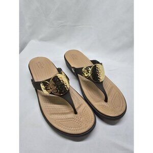 Women’s Crocs Sanrah Hammered Embellished Wedge Sandals Gold Medallion Size 10